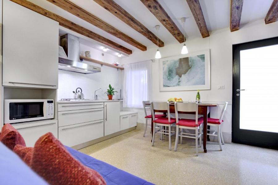 Cozy Apartment Up To 4 In Biennale Giardini By Bricola Apartments Венеция Экстерьер фото